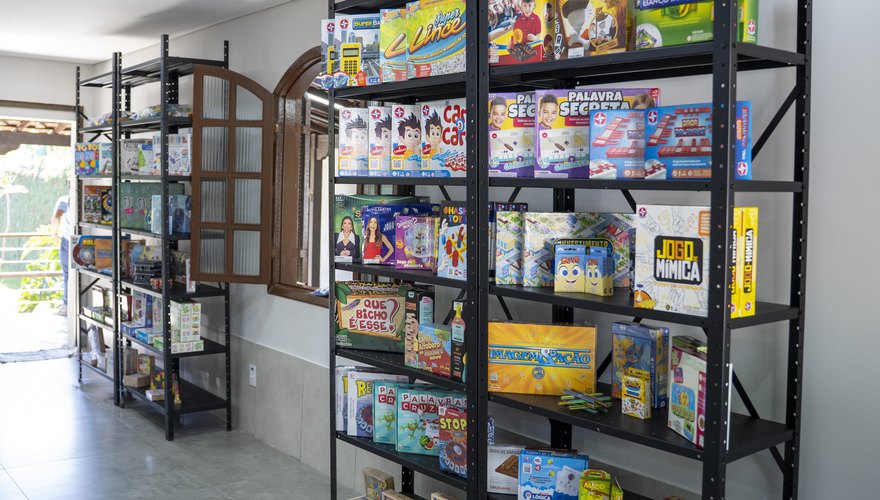 Sala com brinquedos e livros para crianças