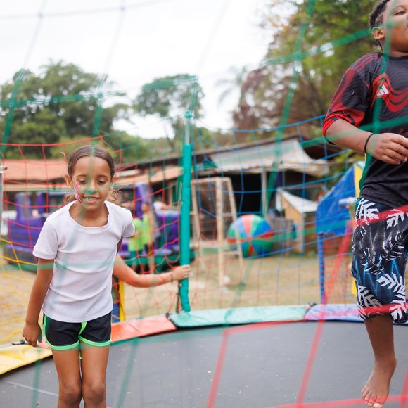 Crianças do Projeto Criança Feliz em atividade recreativa