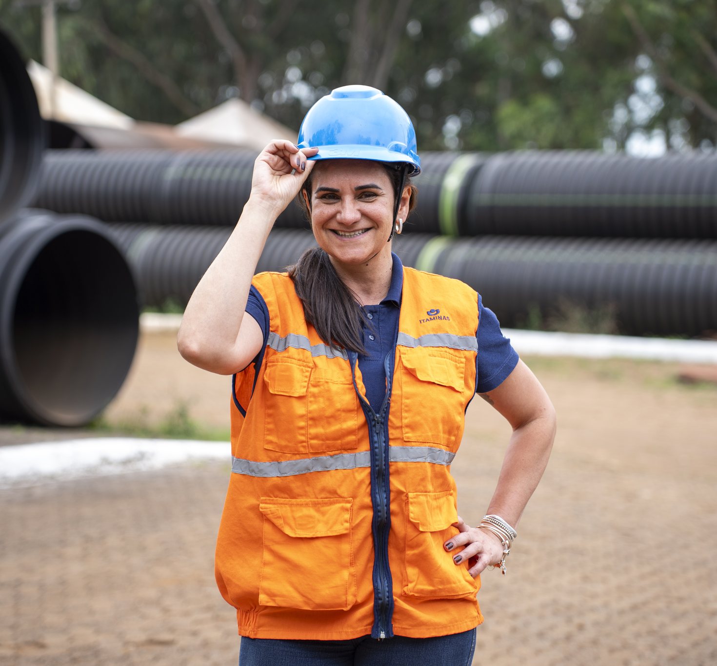 Colaboradora da Itaminas com capacete e colete de segurança na operação