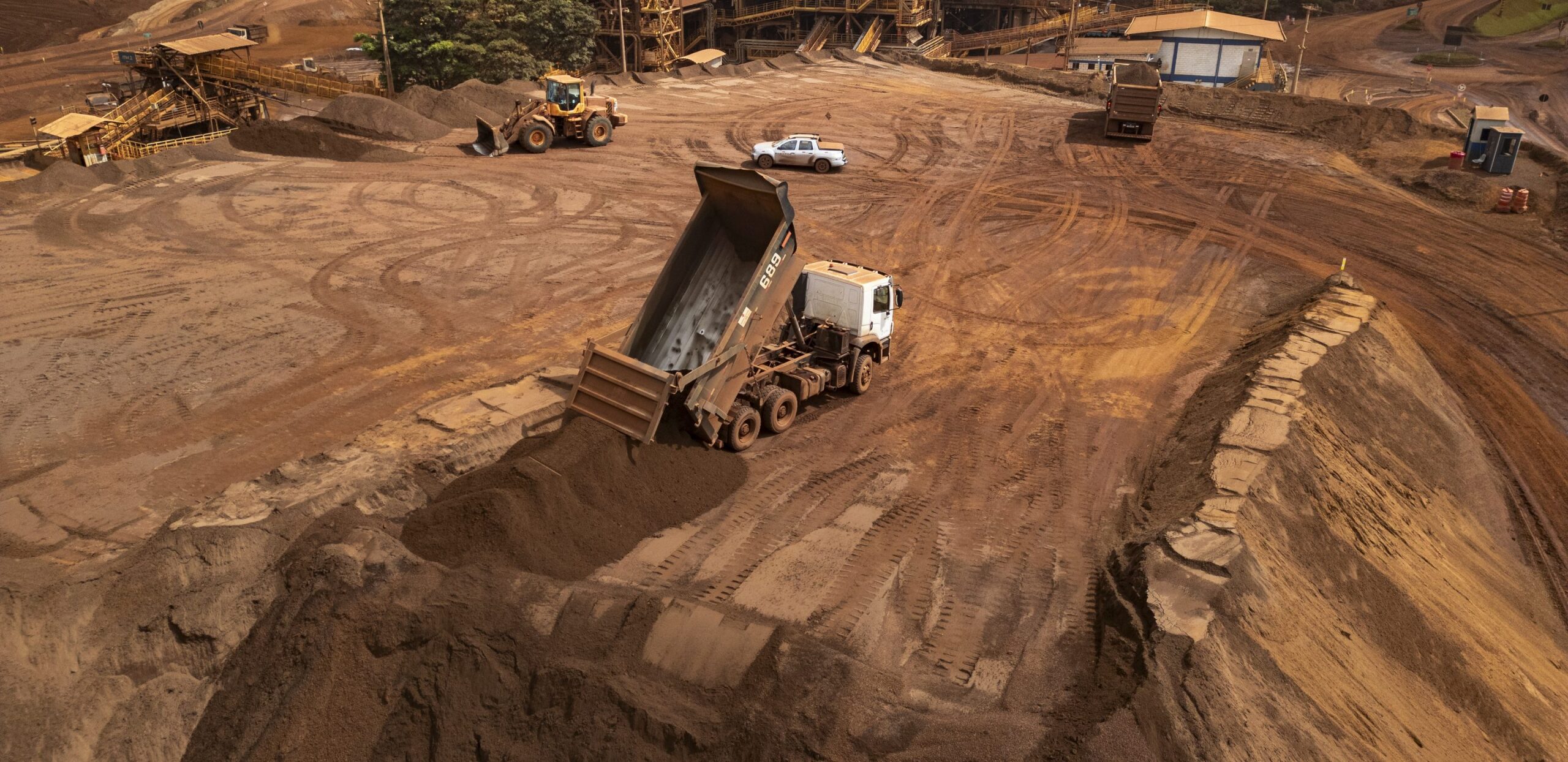 Truck dumping ore at the Itaminas operation