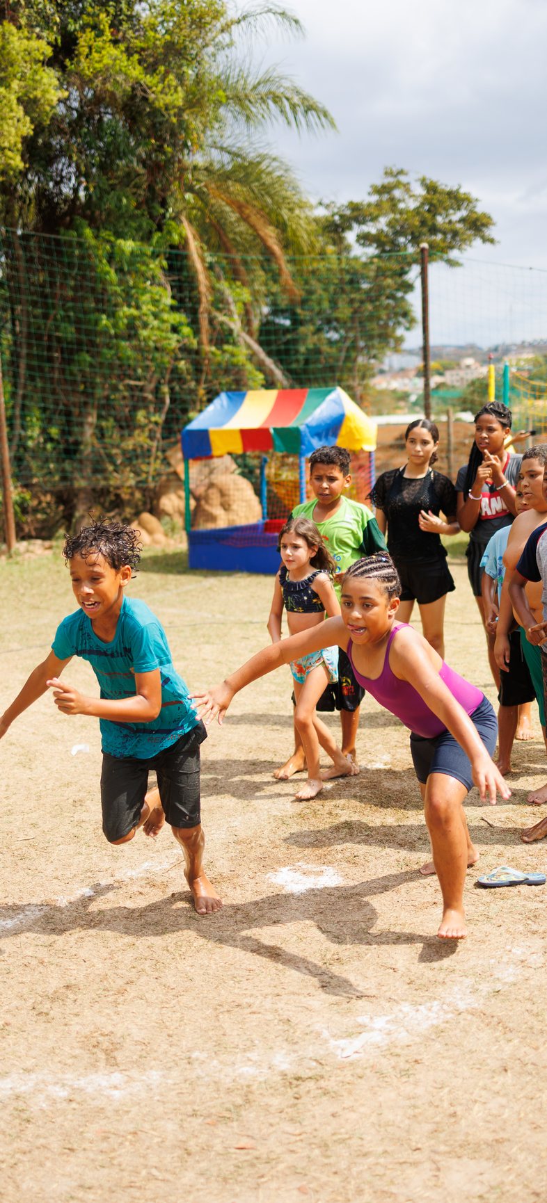 Children from the Criança Feliz Project playing outdoors