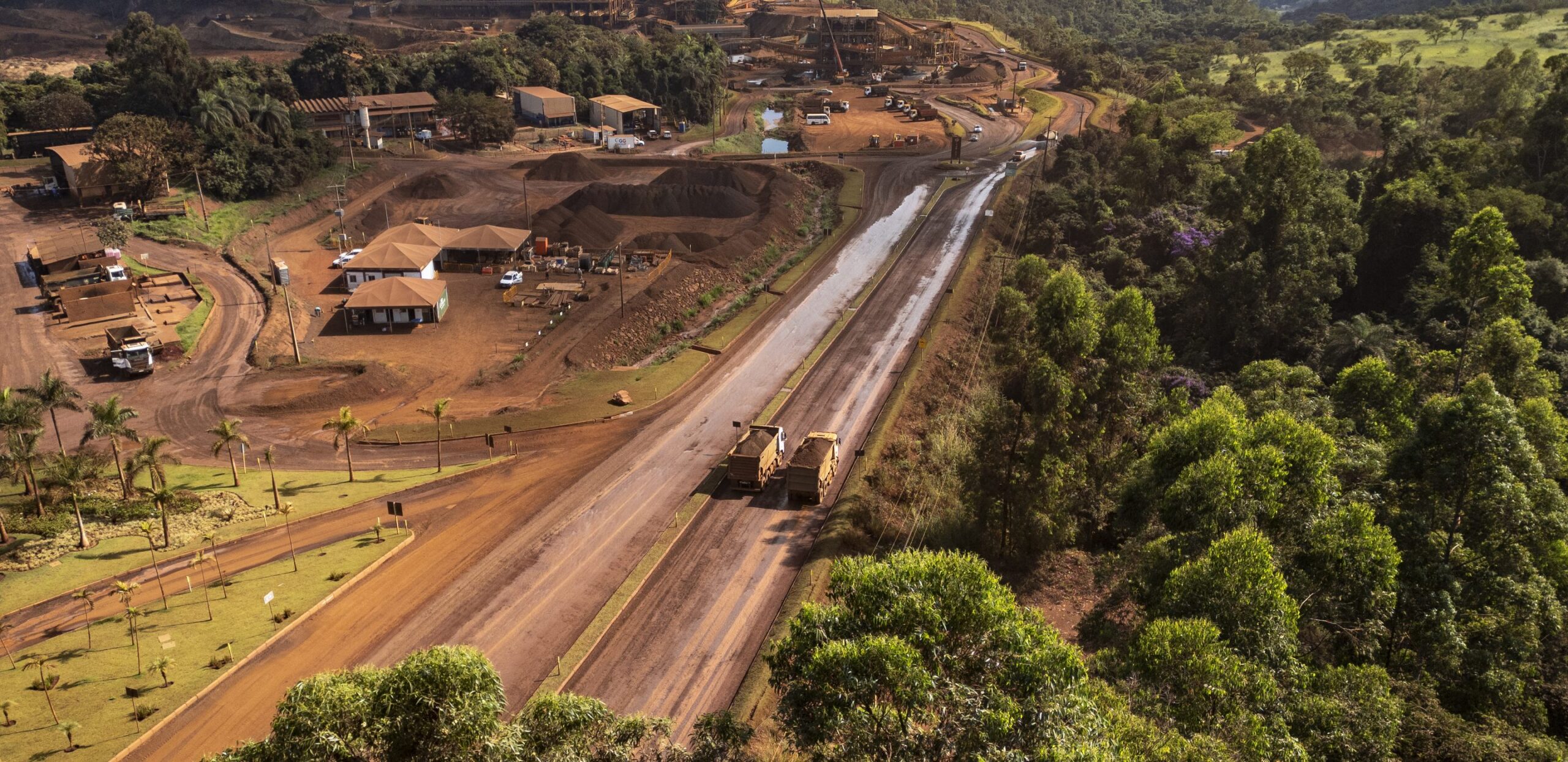 Vista aérea da estrada e da ferrovia que escoam o minério
