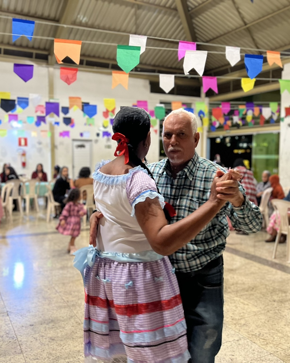 Couple dancing at an Instituto Itaviva community celebration