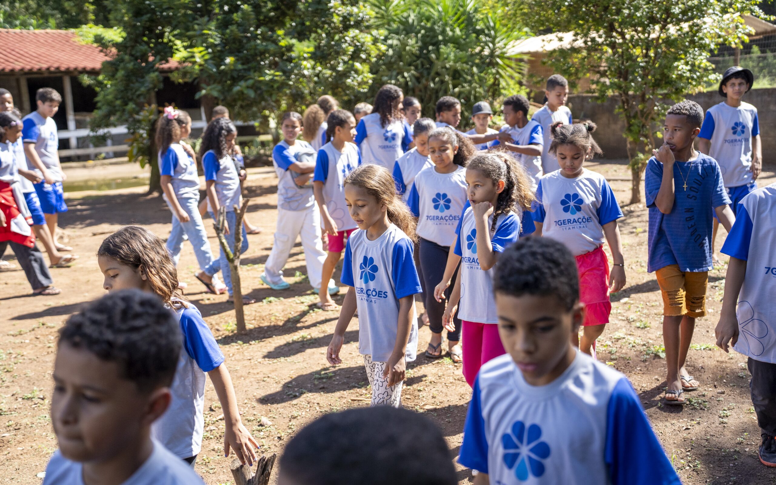 Group of children and teens from Instituto Itaviva's 7 Gerações program